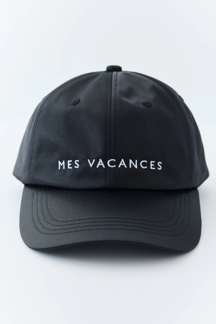 【会場販売/お渡し】サテンロゴキャップ（Black） - MES VACANCES