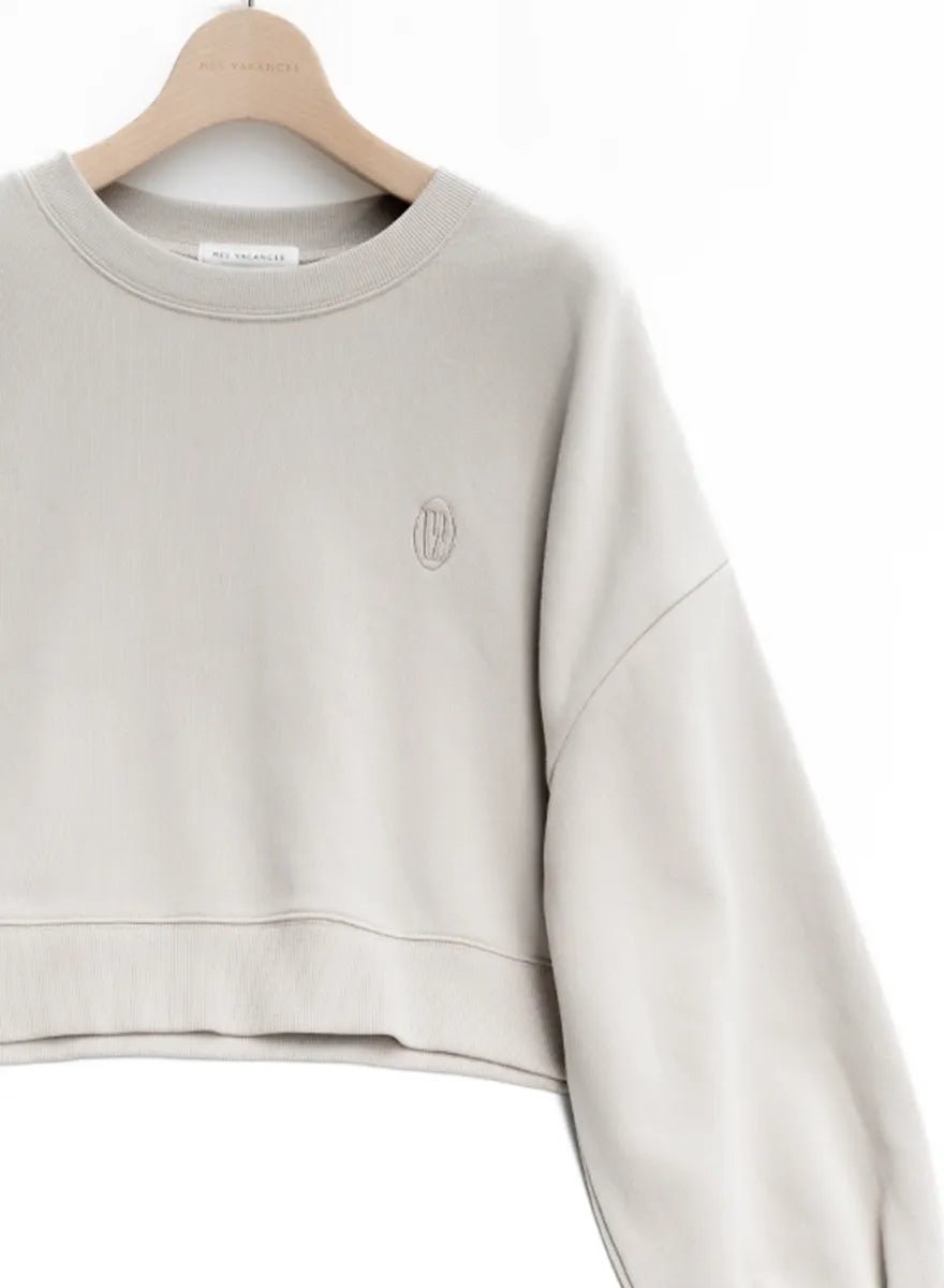 ロゴ刺繍ショートスウェット – MES VACANCES