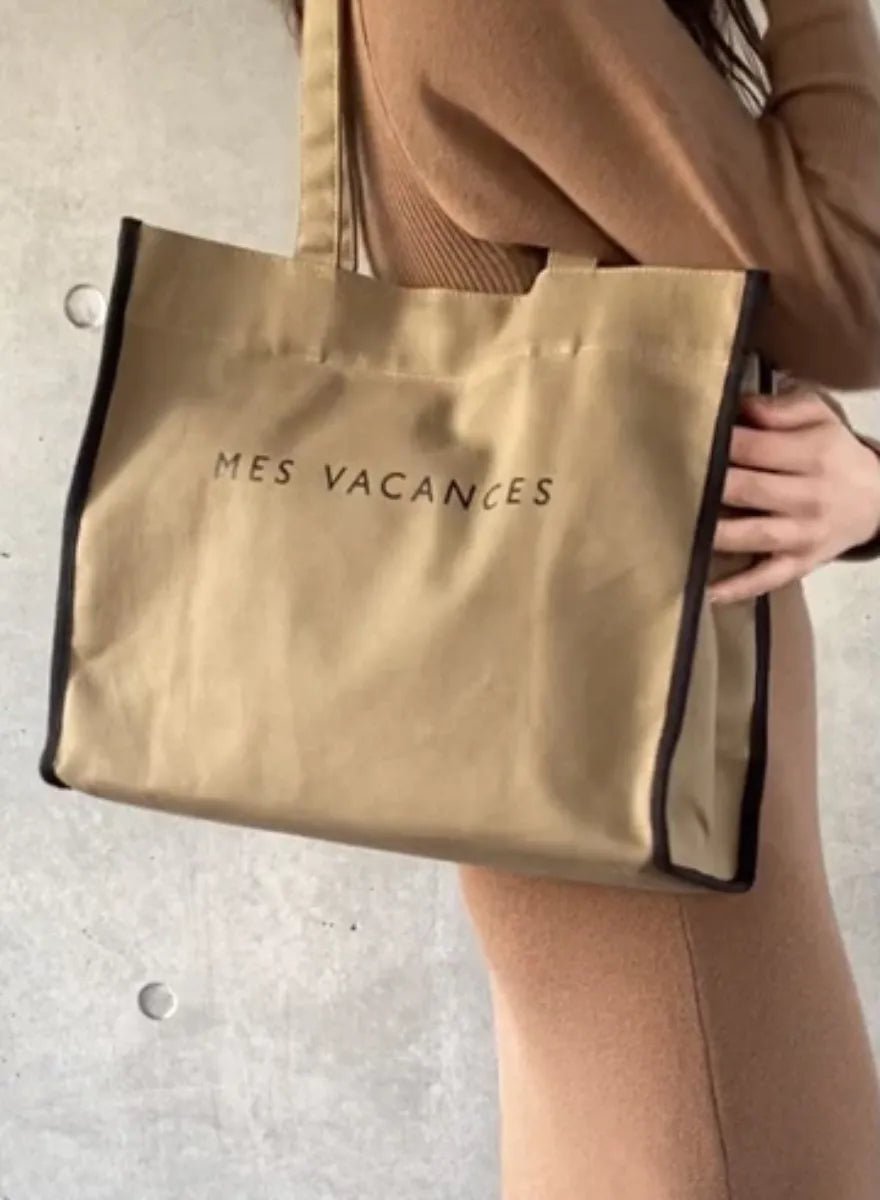 【関税込】 ロゴ キャンバス トートバッグ - ベージュ:ブラウン MES VACANCES - キャンバスロゴトートバッグ