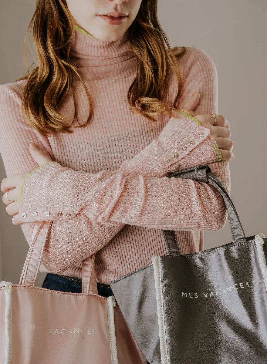 サテンキューブロゴトートバッグ（Silver Gray） – MES VACANCES