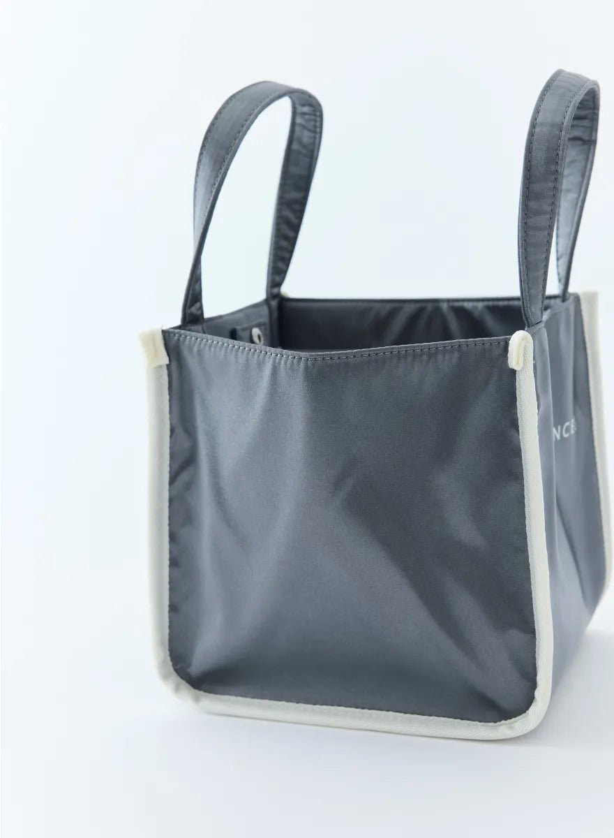サテンキューブロゴトートバッグ（Silver Gray） – MES VACANCES