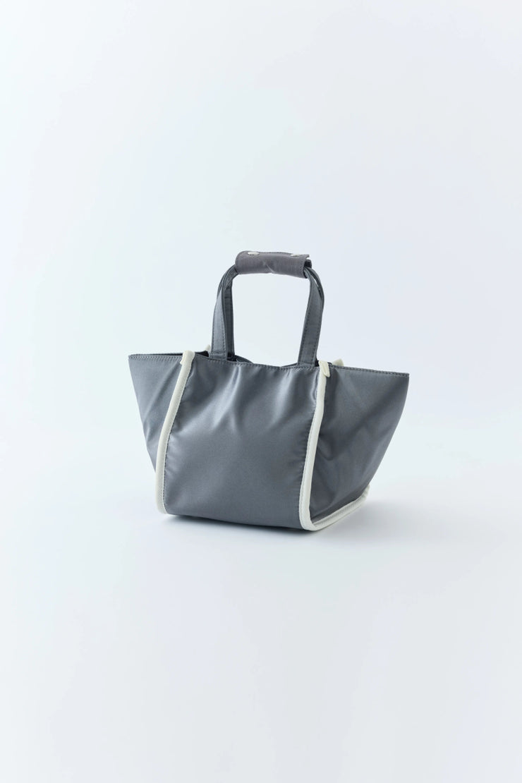 【会場販売/お渡し】サテンキューブロゴトートバッグ（Silver Gray） - MES VACANCES