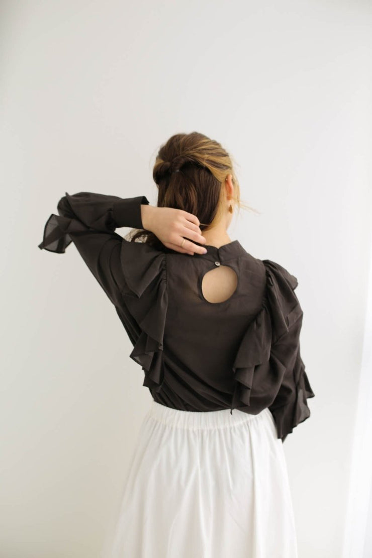 スタンドカラーフリルブラウス - LES TROIS GRACES